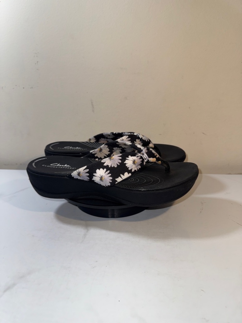 Clarks Womens Arla Glison Daisy Print Flip-Flops - Size 8